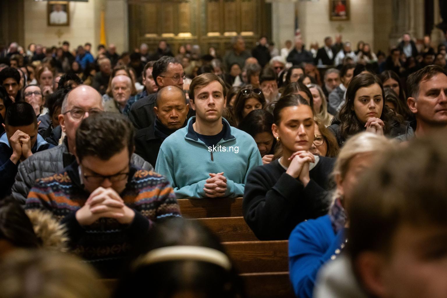 Hundreds gather at cathedral to pray for pope francis as he battles with double pneumonia video