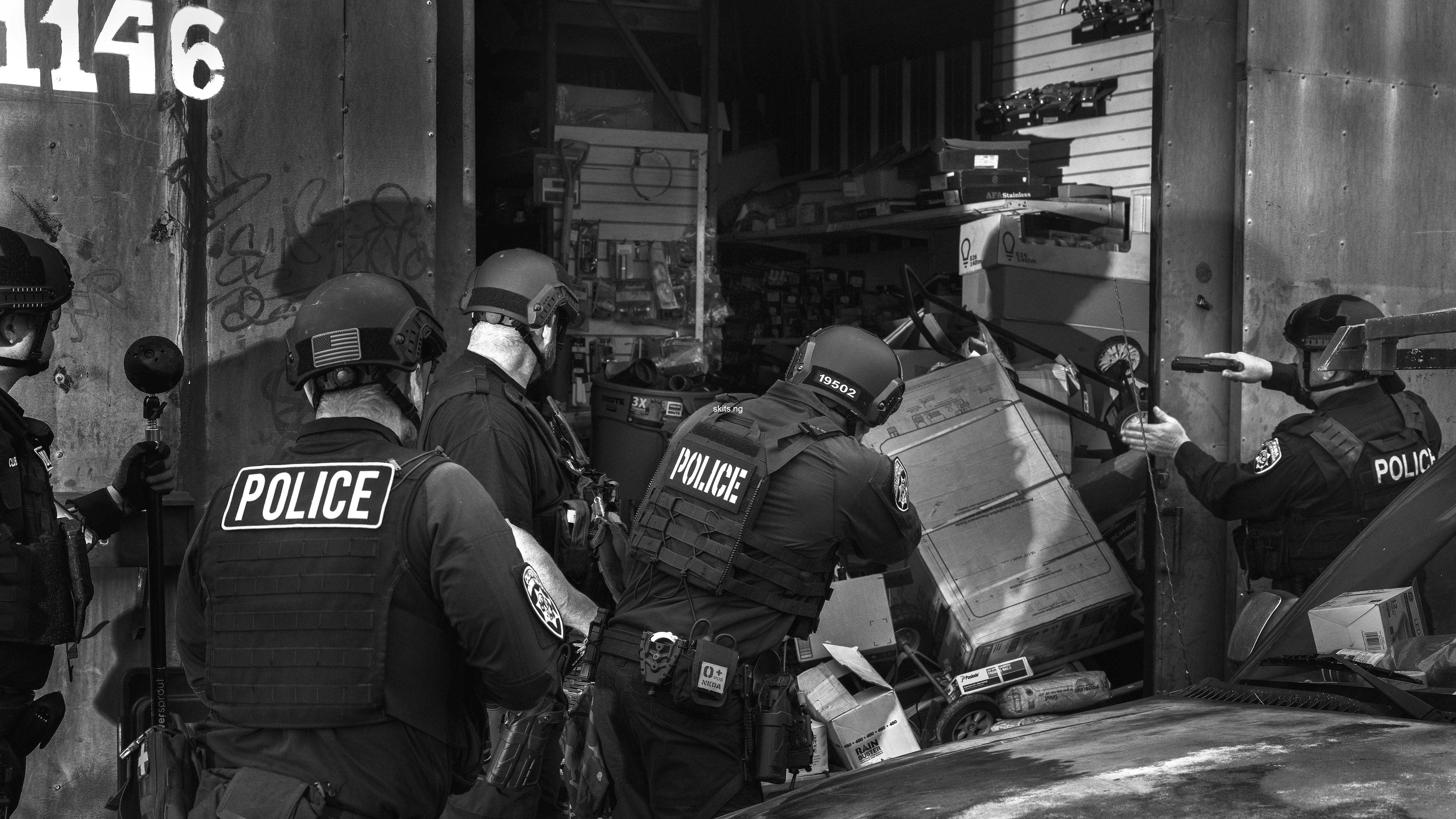 Lady clashes with police after brothers arrest without justifiable cause