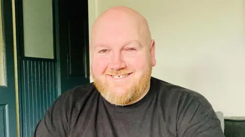 Man shows how he used womans placenta to recover his lost sight