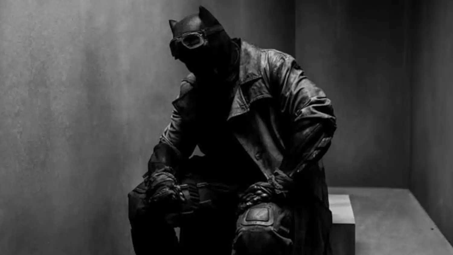 Batman zack snyder shares favorite photo of ben afflecks dark knight
