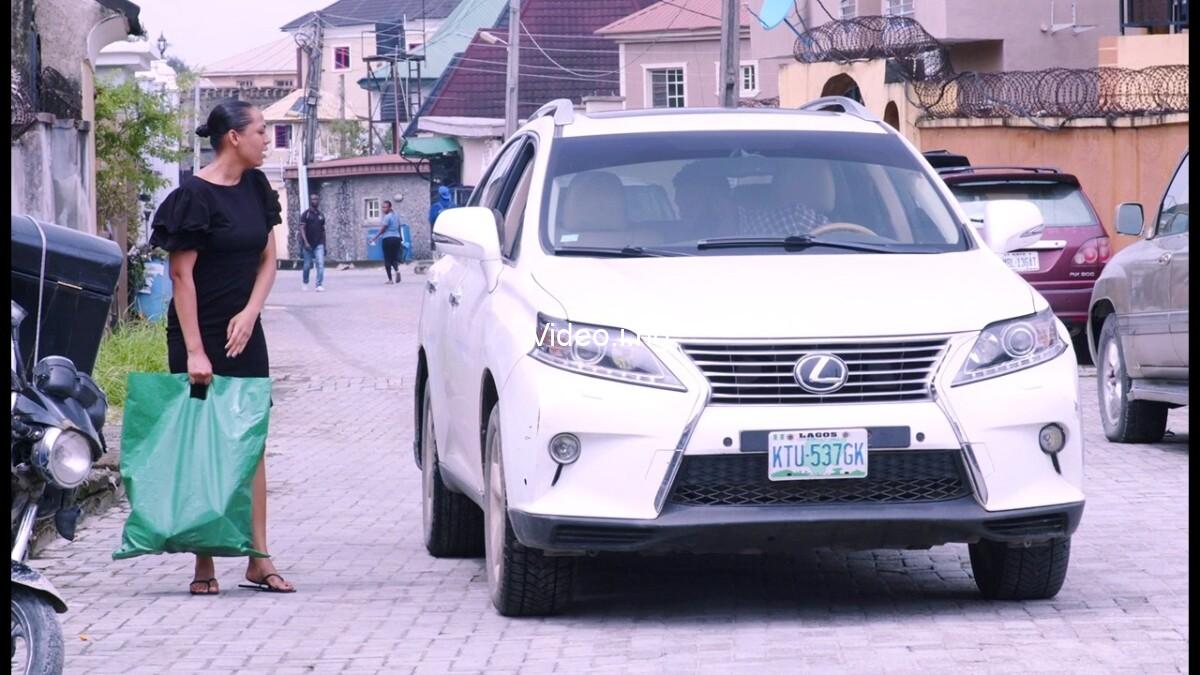 She Was Homeless After Her BF Threw Her Out But A Kind Billionaire Passing Fell For  Her